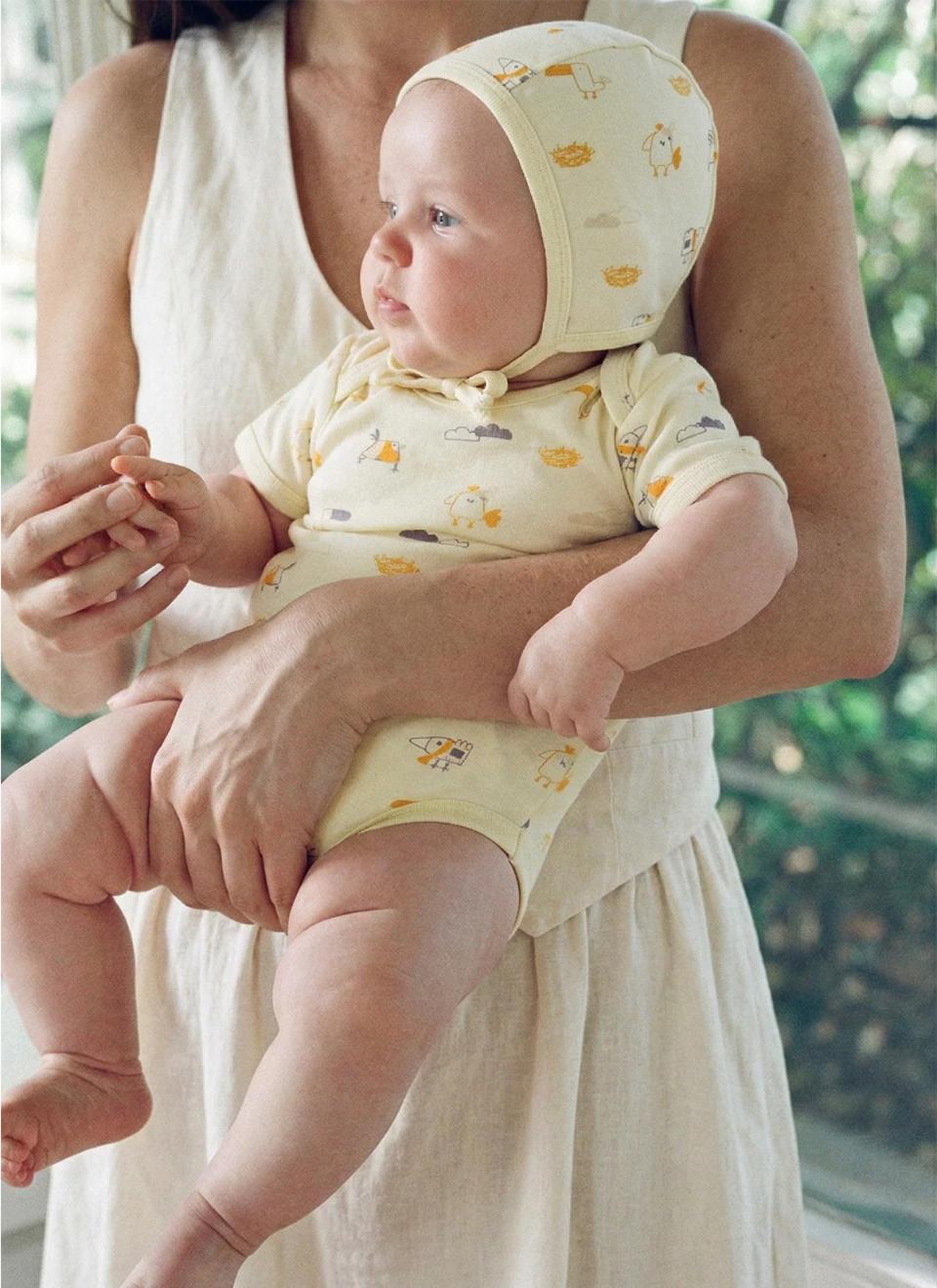 Short Sleeve Organic Baby Bodysuit lifystyle | Tiny Wings